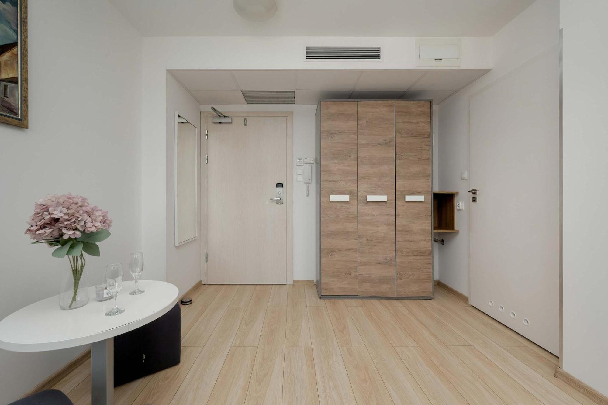Bright With Air Conditioning Near Zoo By Renters Apartament *